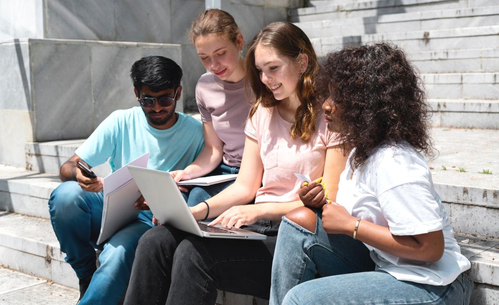 Bureau avec ordinateur portable et documents de formation financière organisés