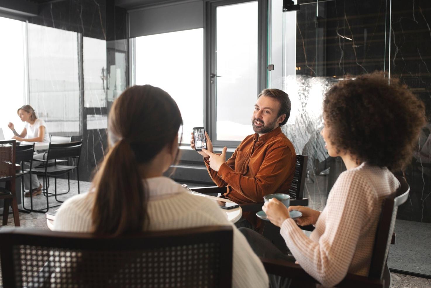 Participant en train d'analyser des documents financiers sur son ordinateur
