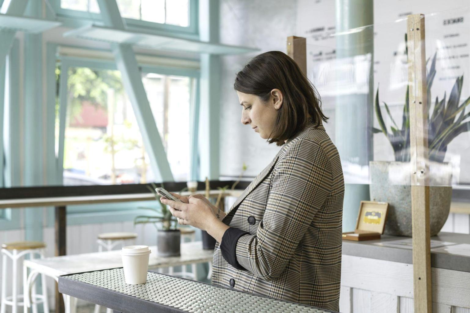 Espace de travail moderne avec outils financiers numériques