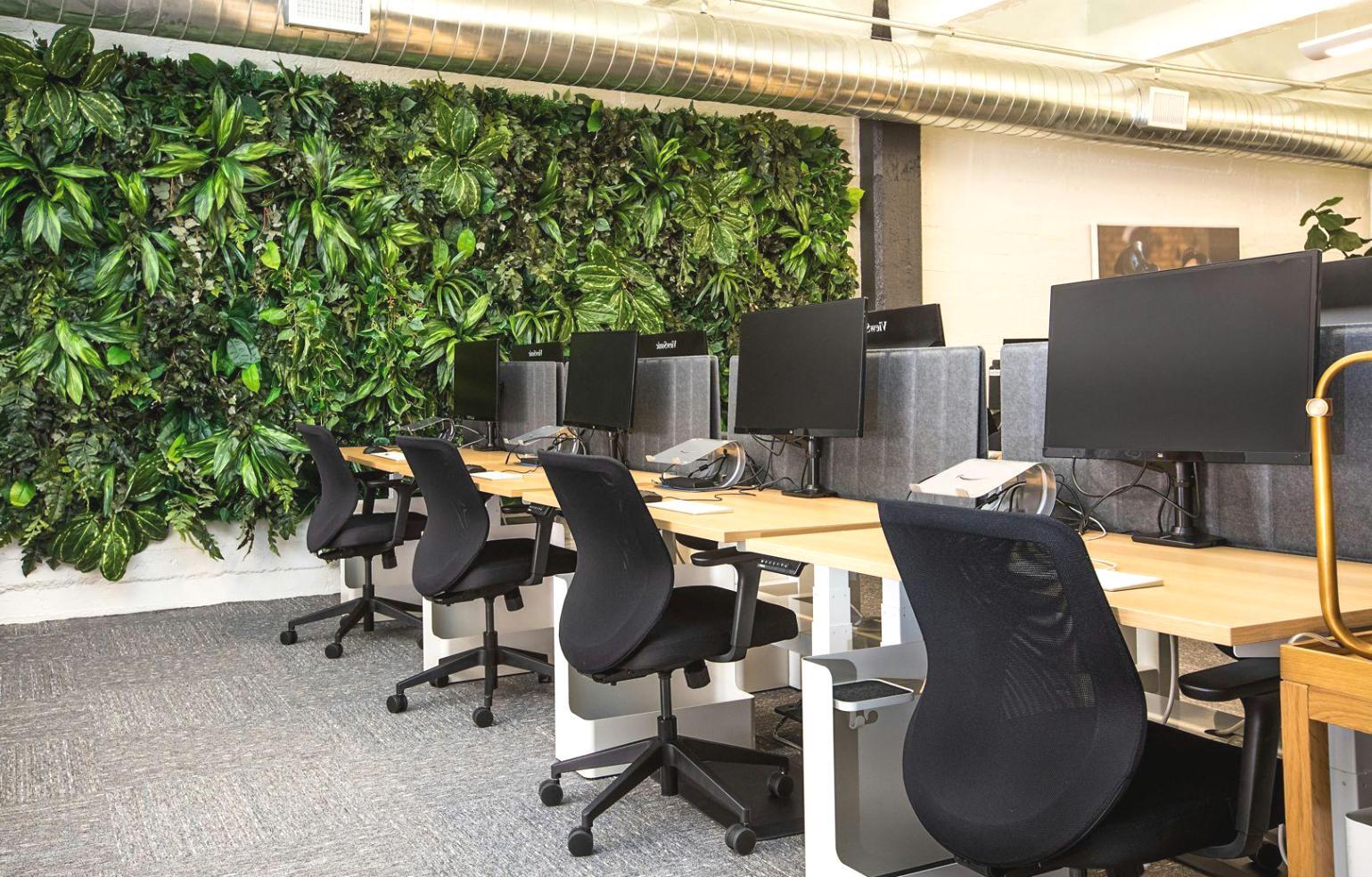 Personne travaillant sur des documents financiers avec une calculatrice