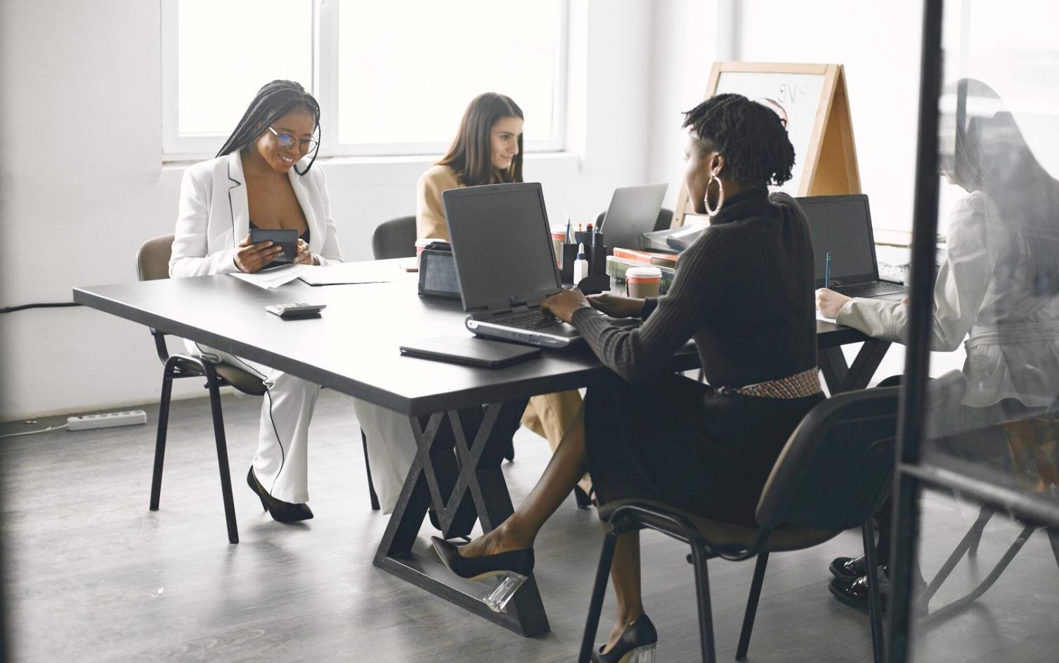 Session de travail collaborative sur des analyses financières avec plusieurs participants